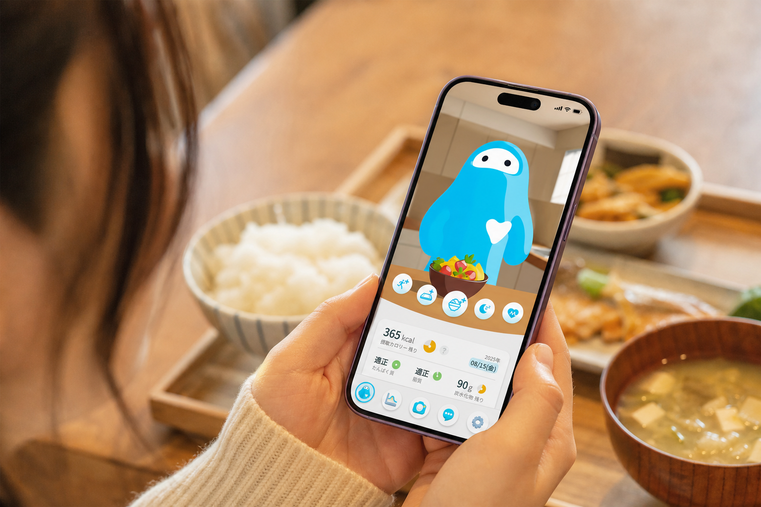 スマホで食事記録するシーン