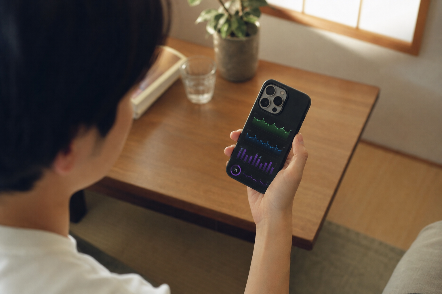スマートアプリで体組成と睡眠スコアを確認する手元