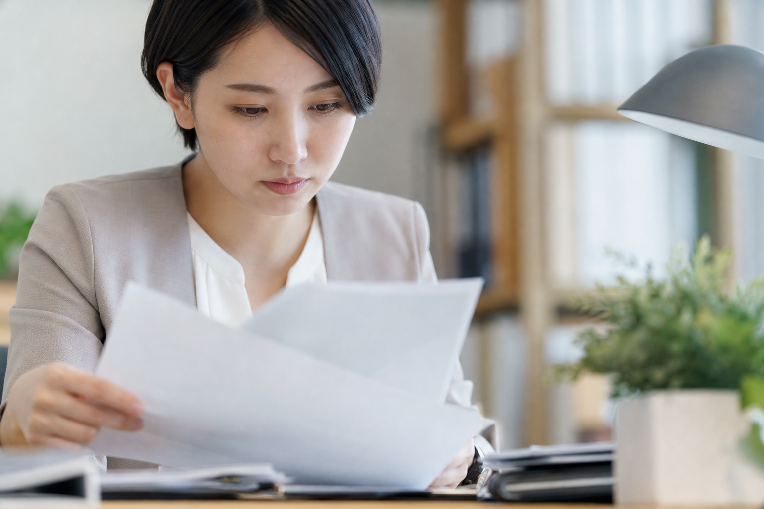 人事担当者がオフィスで報告書を確認している様子