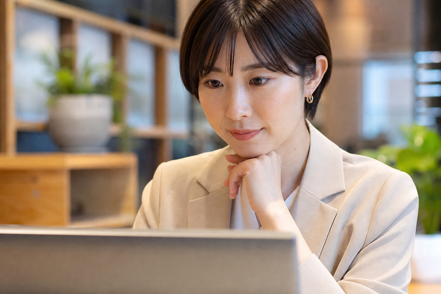 人事担当者がストレスチェック受検率のデータを確認している様子