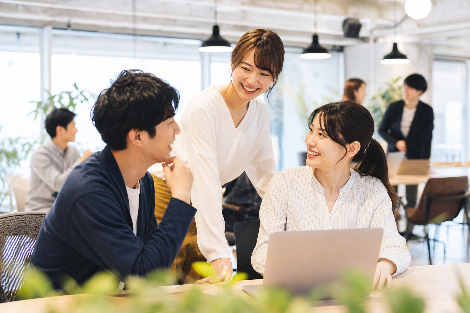 健康経営が根づいた活気ある職場のイメージ