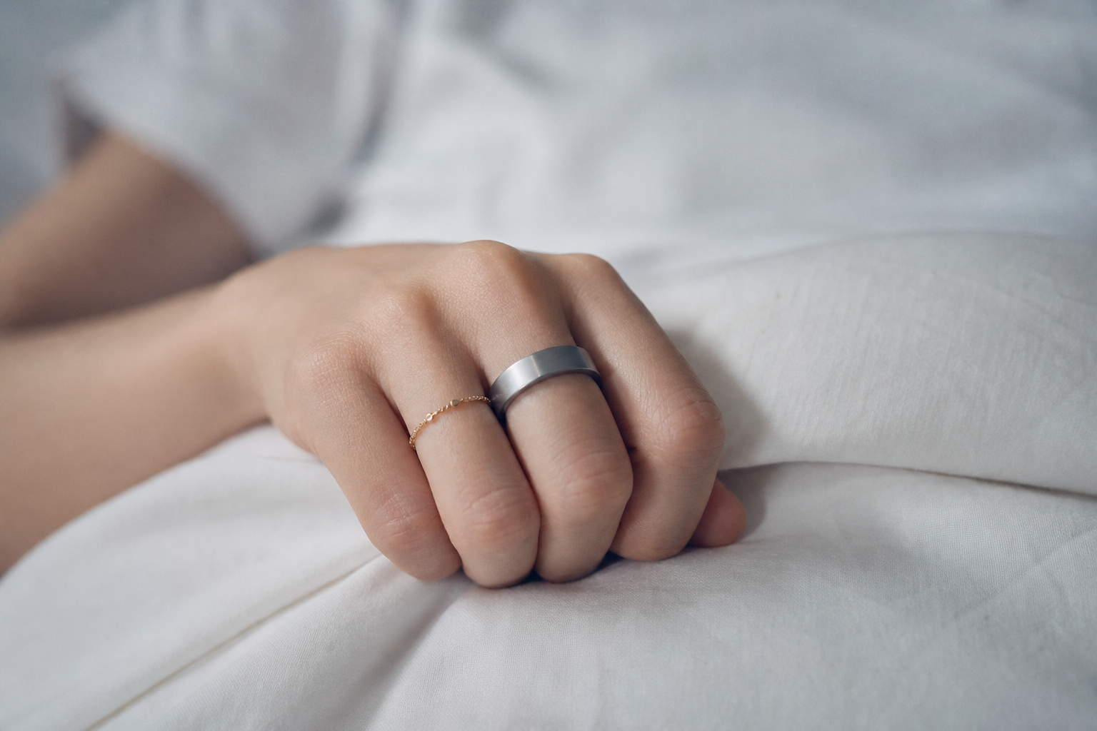 スマートリング どの指につける？結婚指輪との重ね付け・サイズ選び方