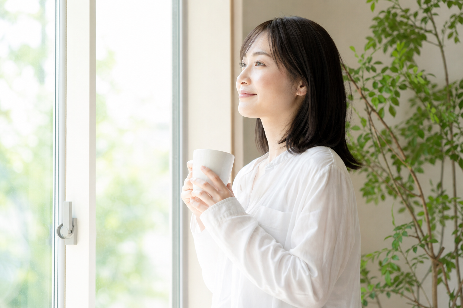 穏やかな朝の光の中でリラックスした姿勢で立つ人物・前向きな日常の情景
