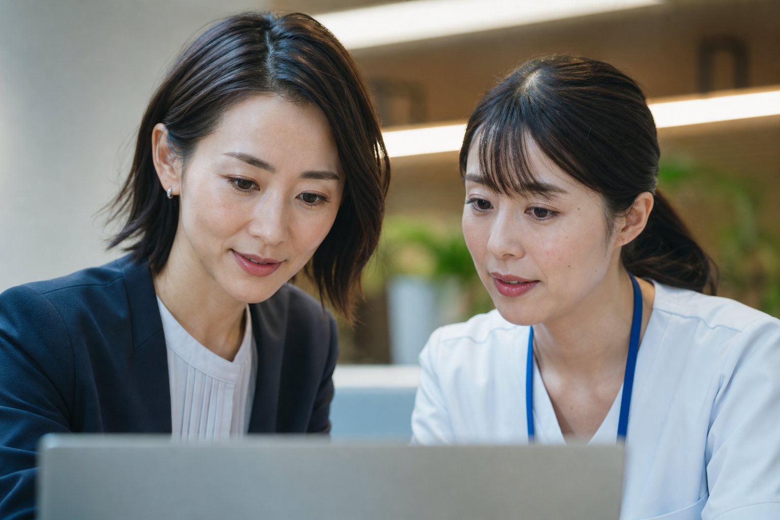 人事担当者と産業保健スタッフが健康データを共同確認している場面