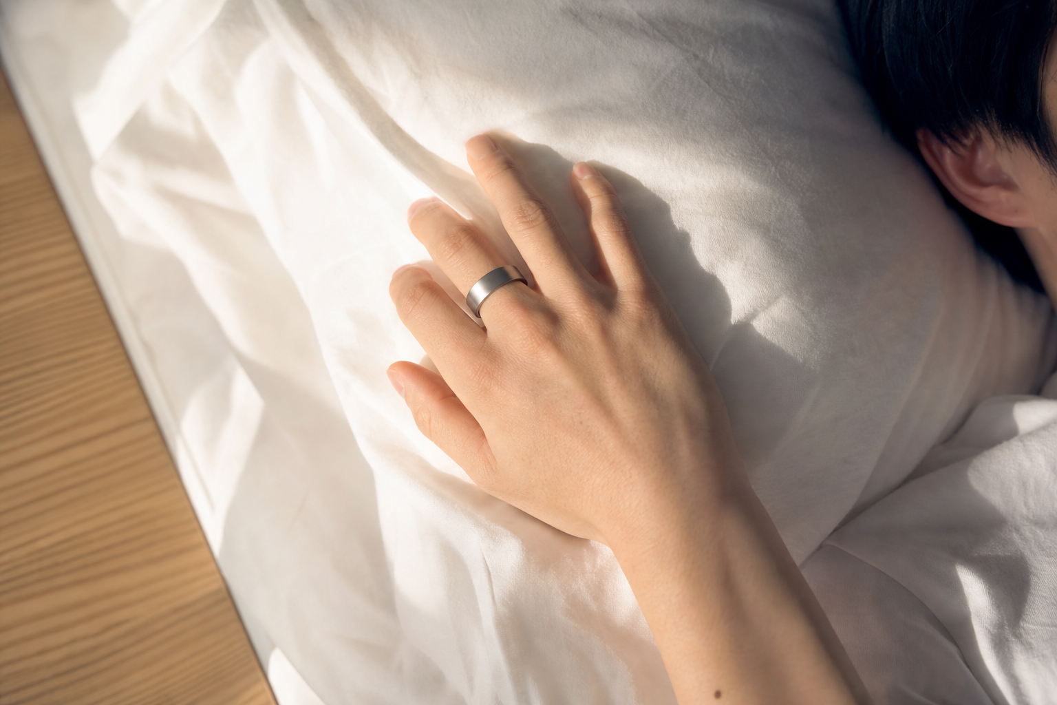 指にはめるだけで睡眠を記録するスマートリカバリーリングのイメージ