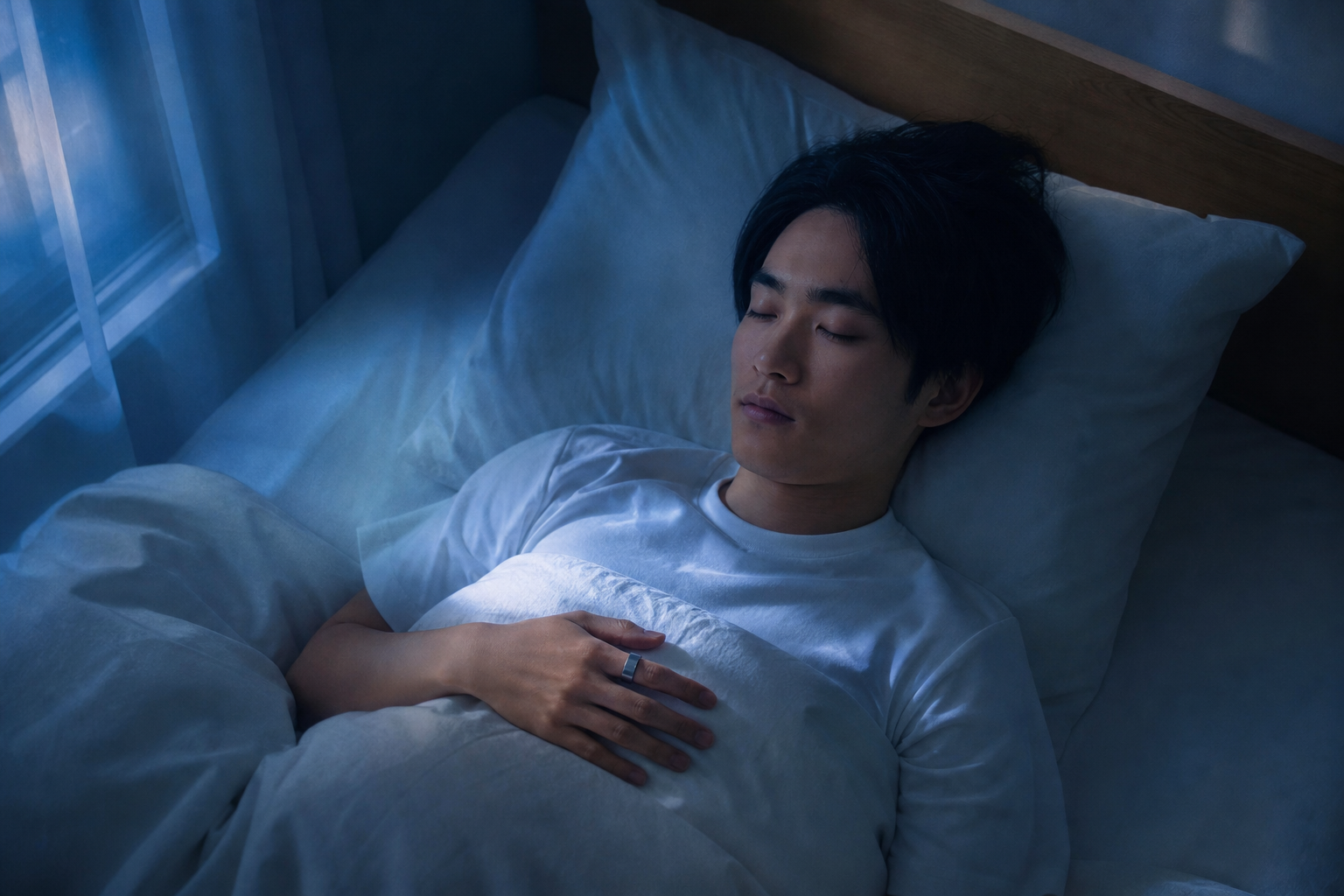 夜間にスマートリングを装着して眠る人物の睡眠シーン