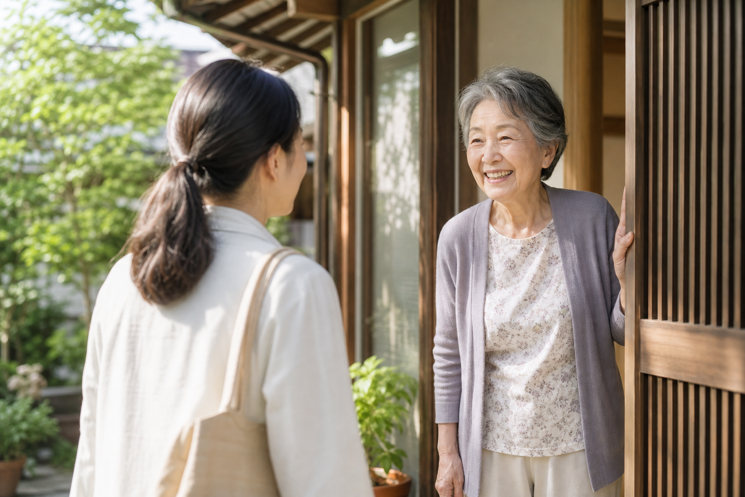帰省時に親の様子を確認する家族の情景