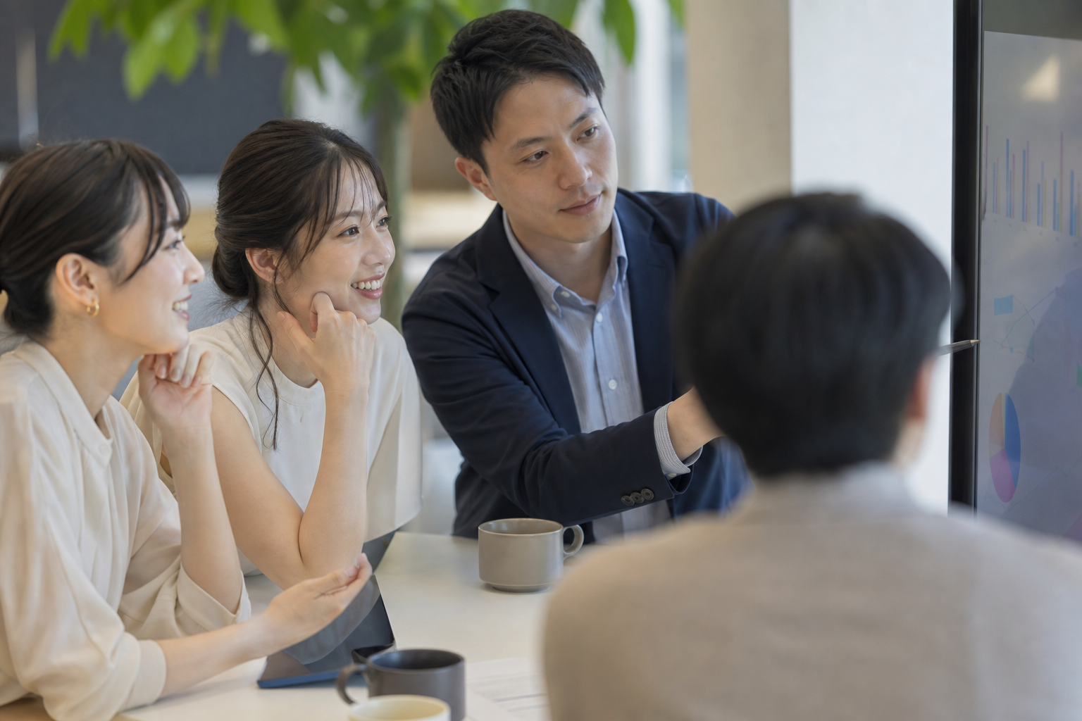 衛生委員会で集団分析データを確認するチーム