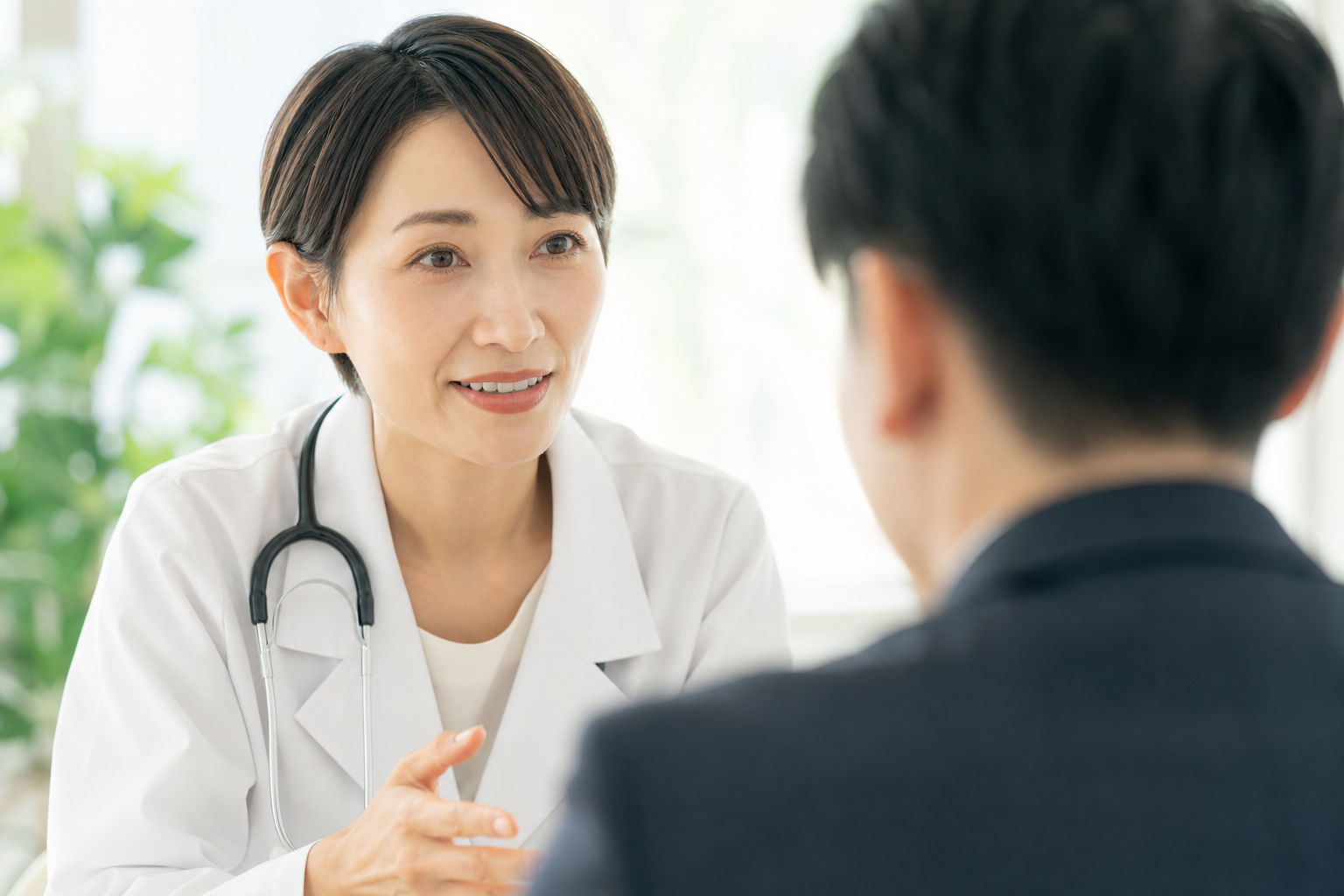 産業医が従業員と面接指導を行っている場面