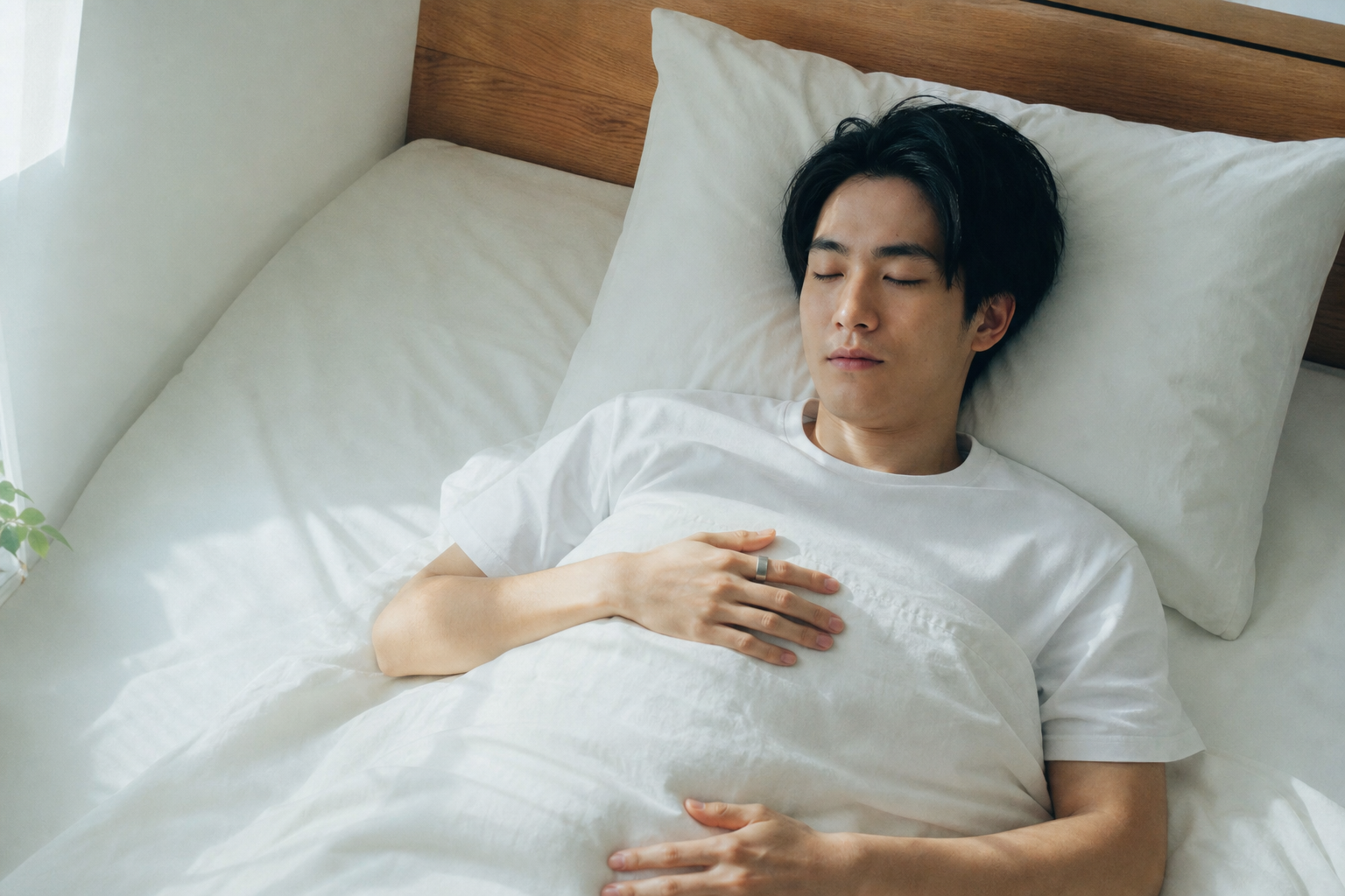 朝の安静時にスマートリングでHRVを測定するイメージ