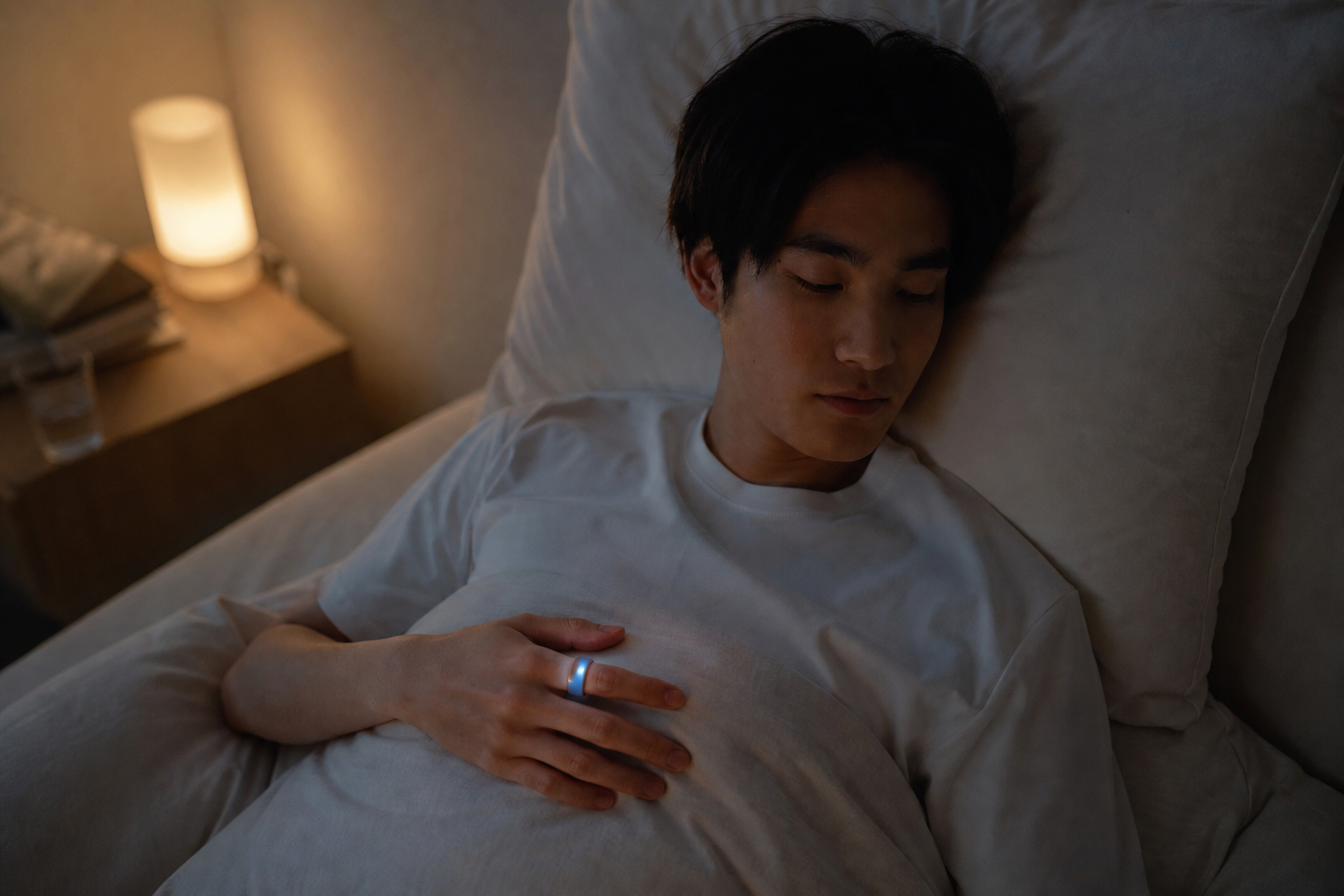 睡眠中にHRVを計測するスマートリング装着シーン