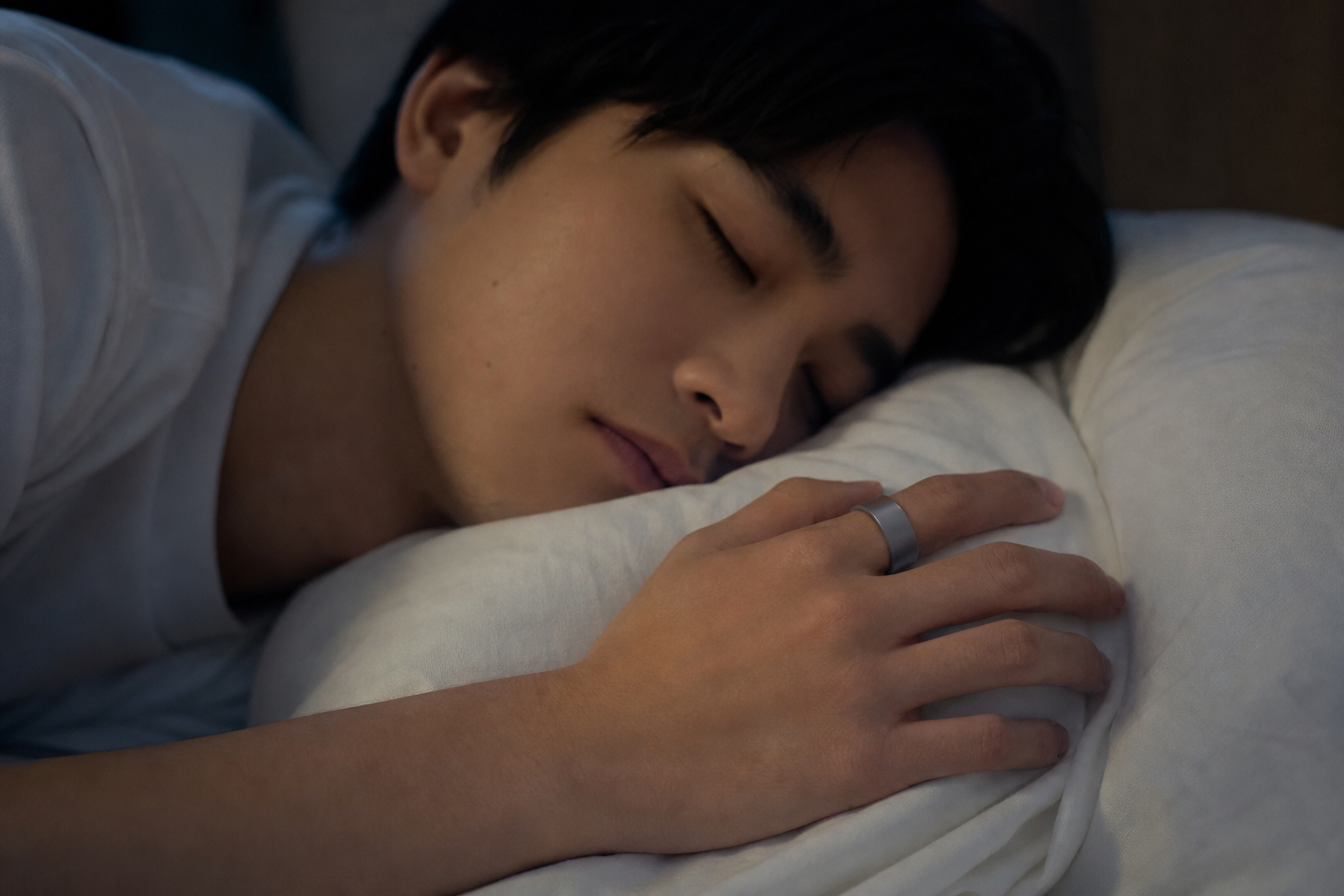 睡眠中にスマートリカバリーリングを装着した人物