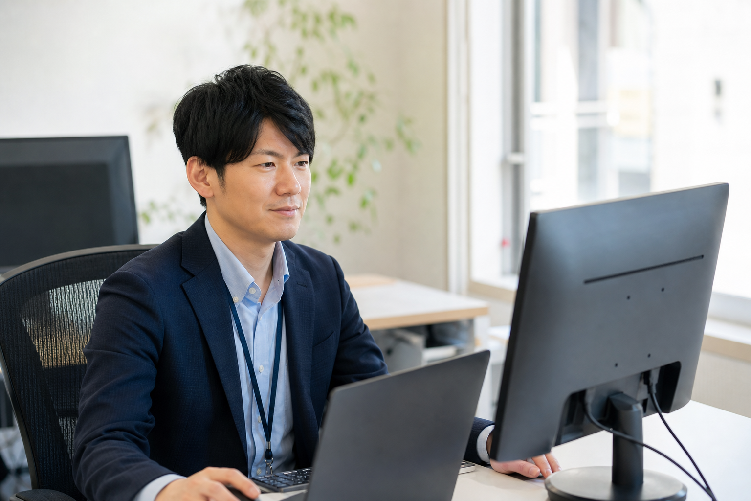 健康経営担当者がクラウド管理画面から睡眠分析レポートをエクスポートしている場面