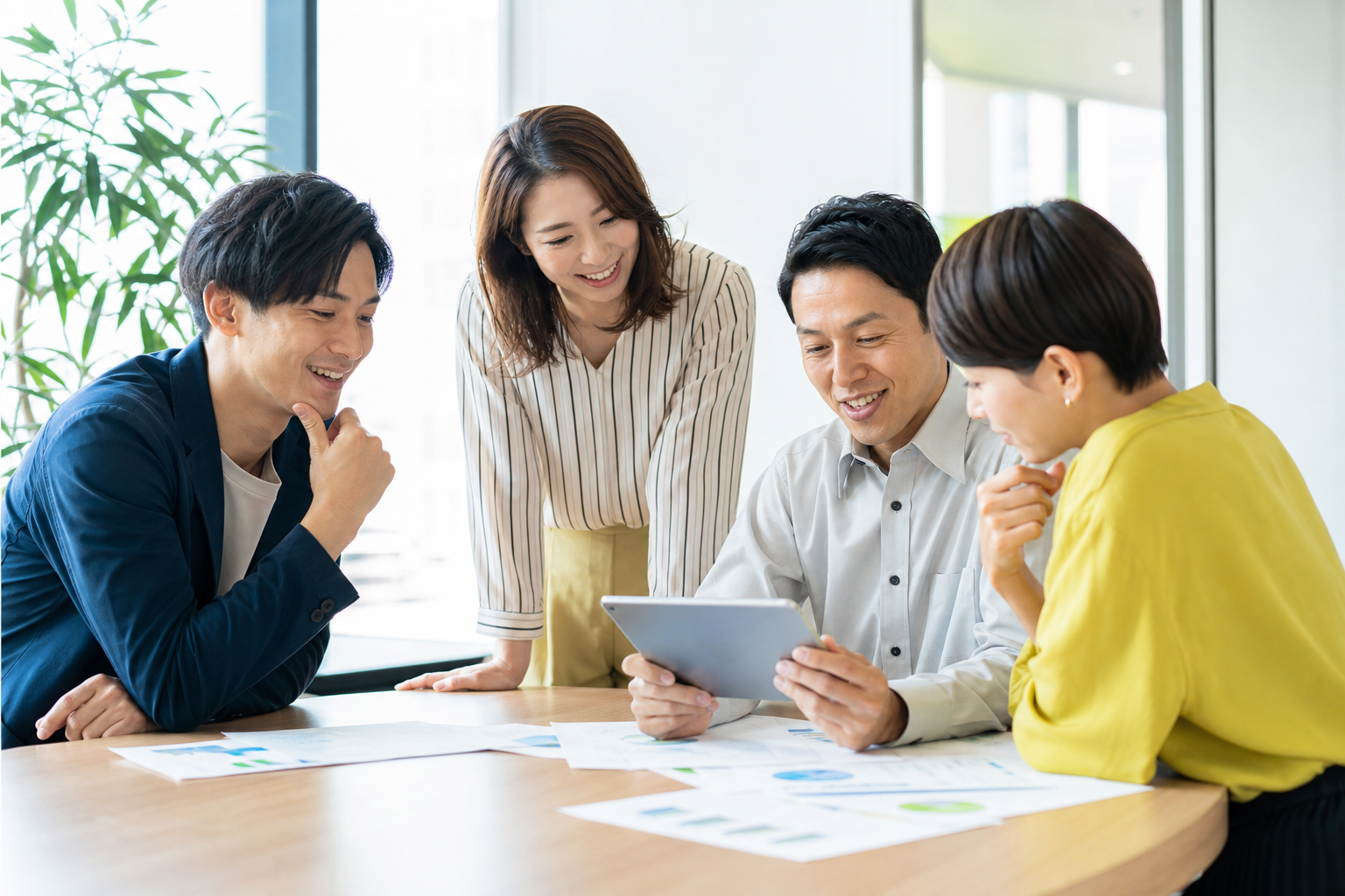 健康経営のデータを検討する人事チームのミーティング