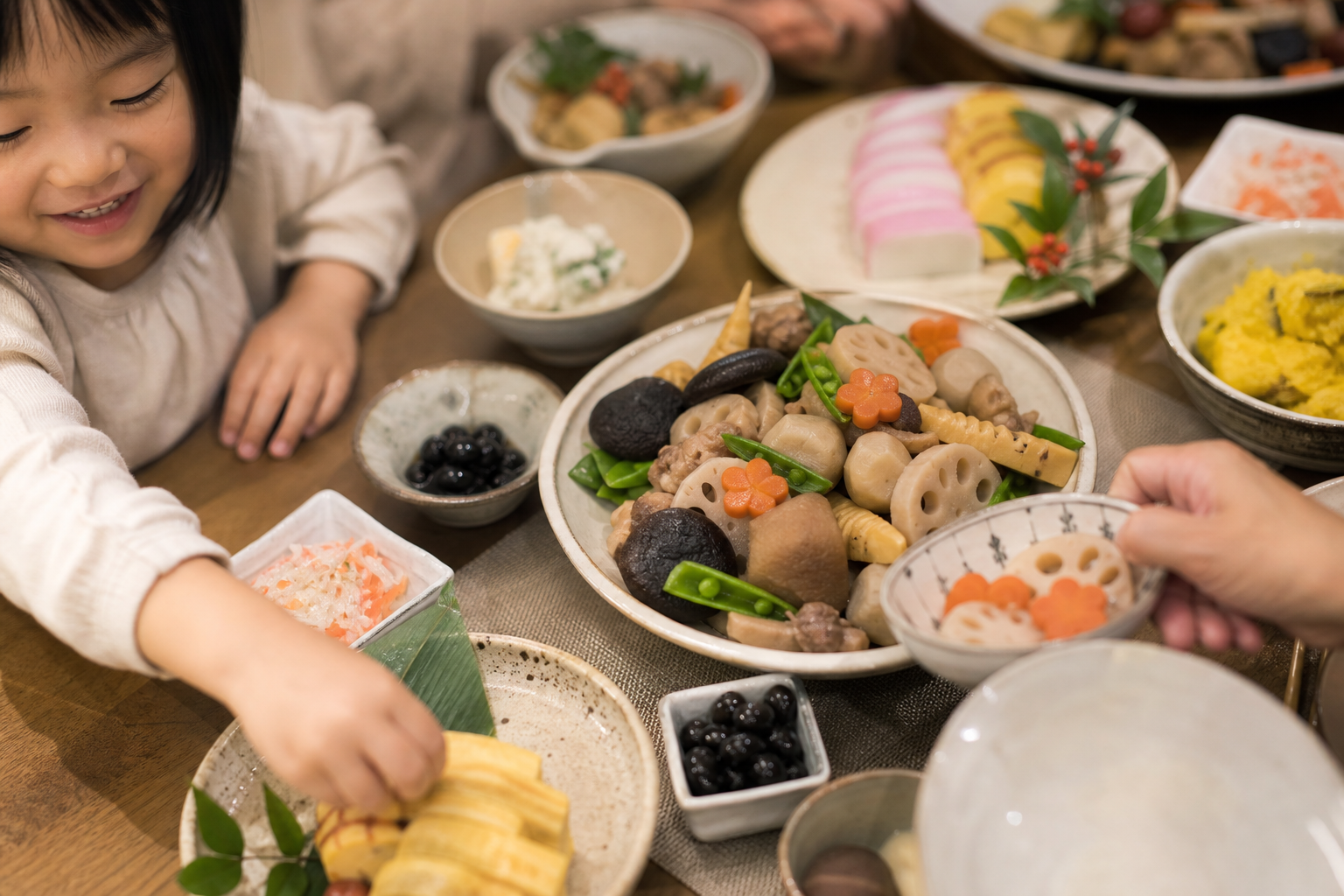 年末年始の食卓を囲む家族の俯瞰画像