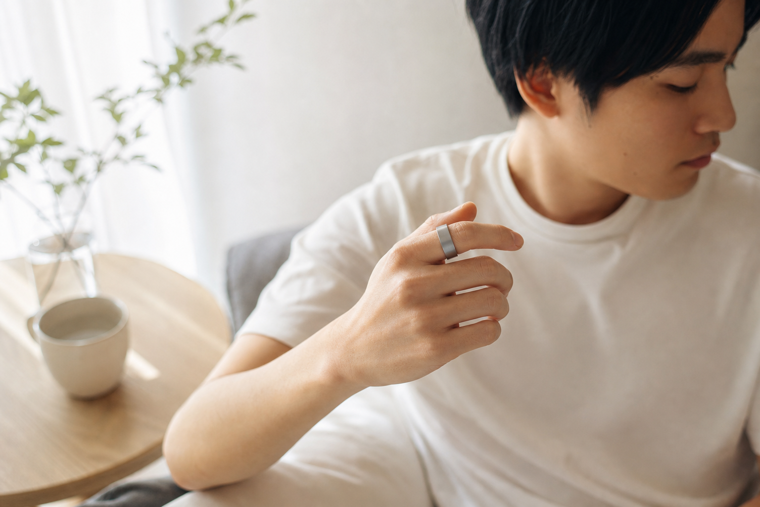 チタン製スマートリングと朝の寝室テーブル