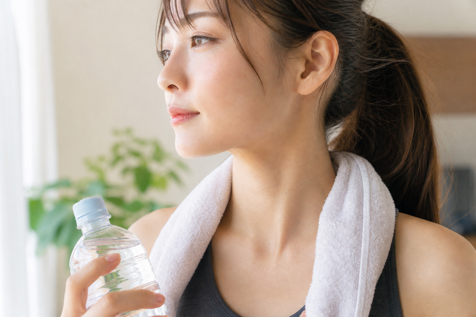 夏の朝、スマートフォンを持ち体づくりへのモチベーションを感じる若者の情景