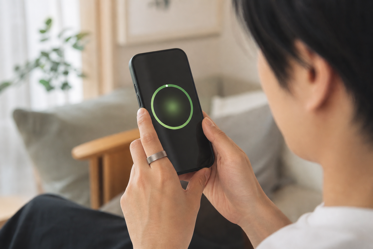 スマートフォンで回復スコアを確認する手元