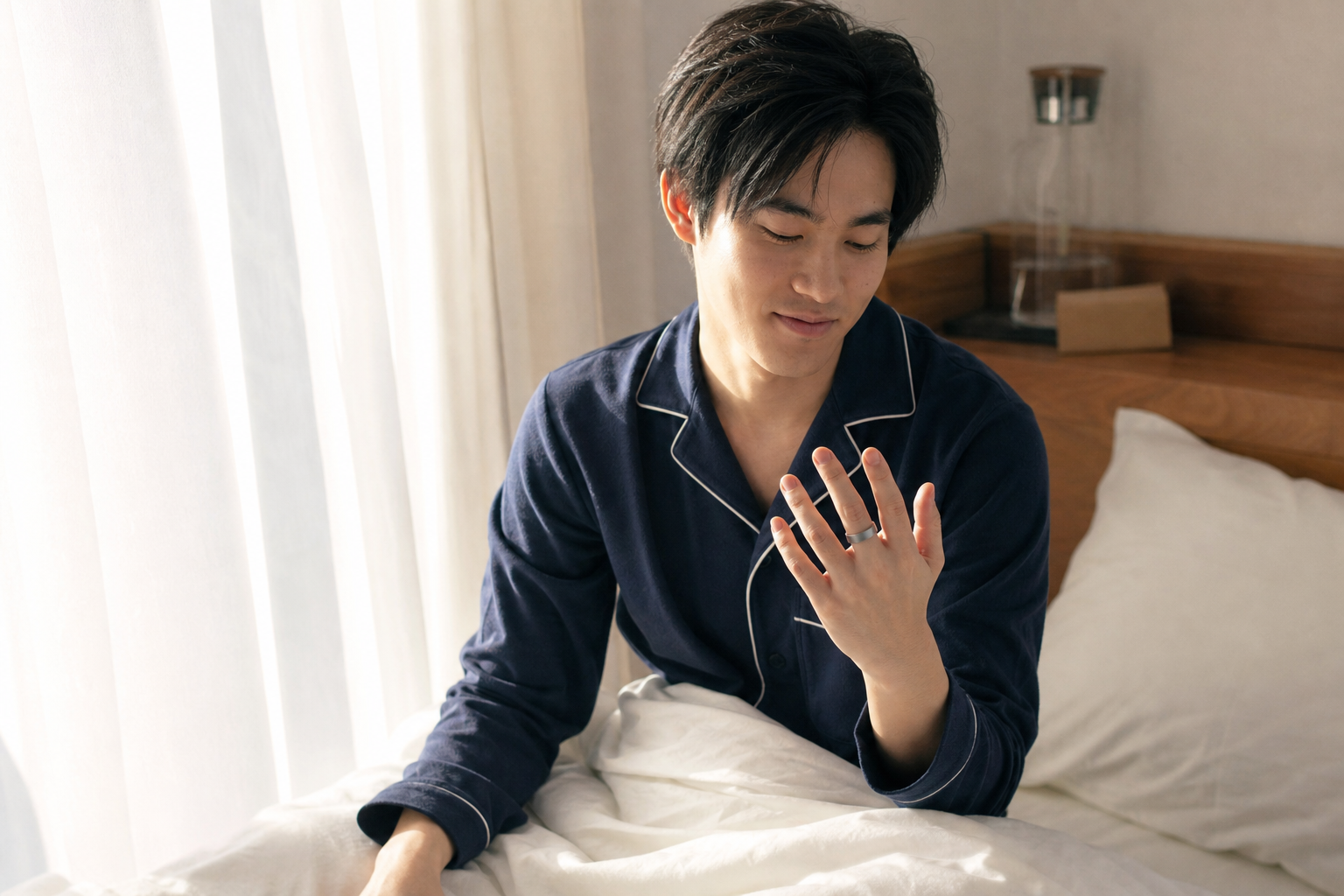 朝起きた人物がリングデバイスで睡眠スコアを確認する情景