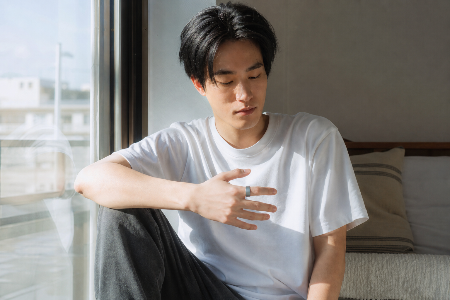 朝の光の中でスマートリングを確認する人物