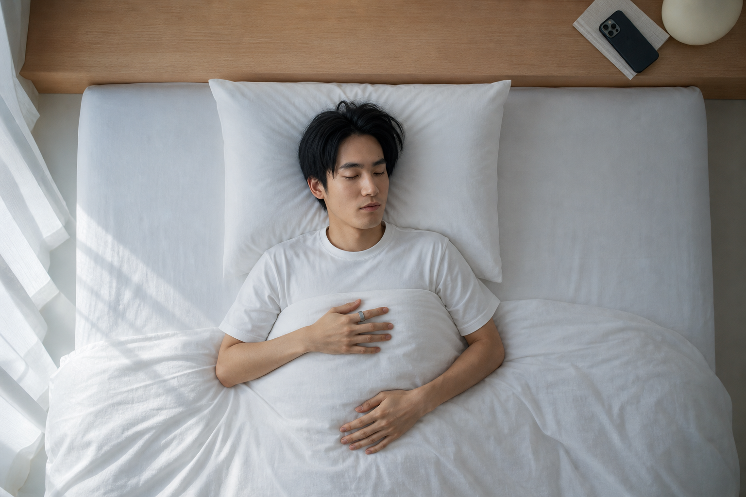 睡眠デバイスをつけて眠る人の朝の情景