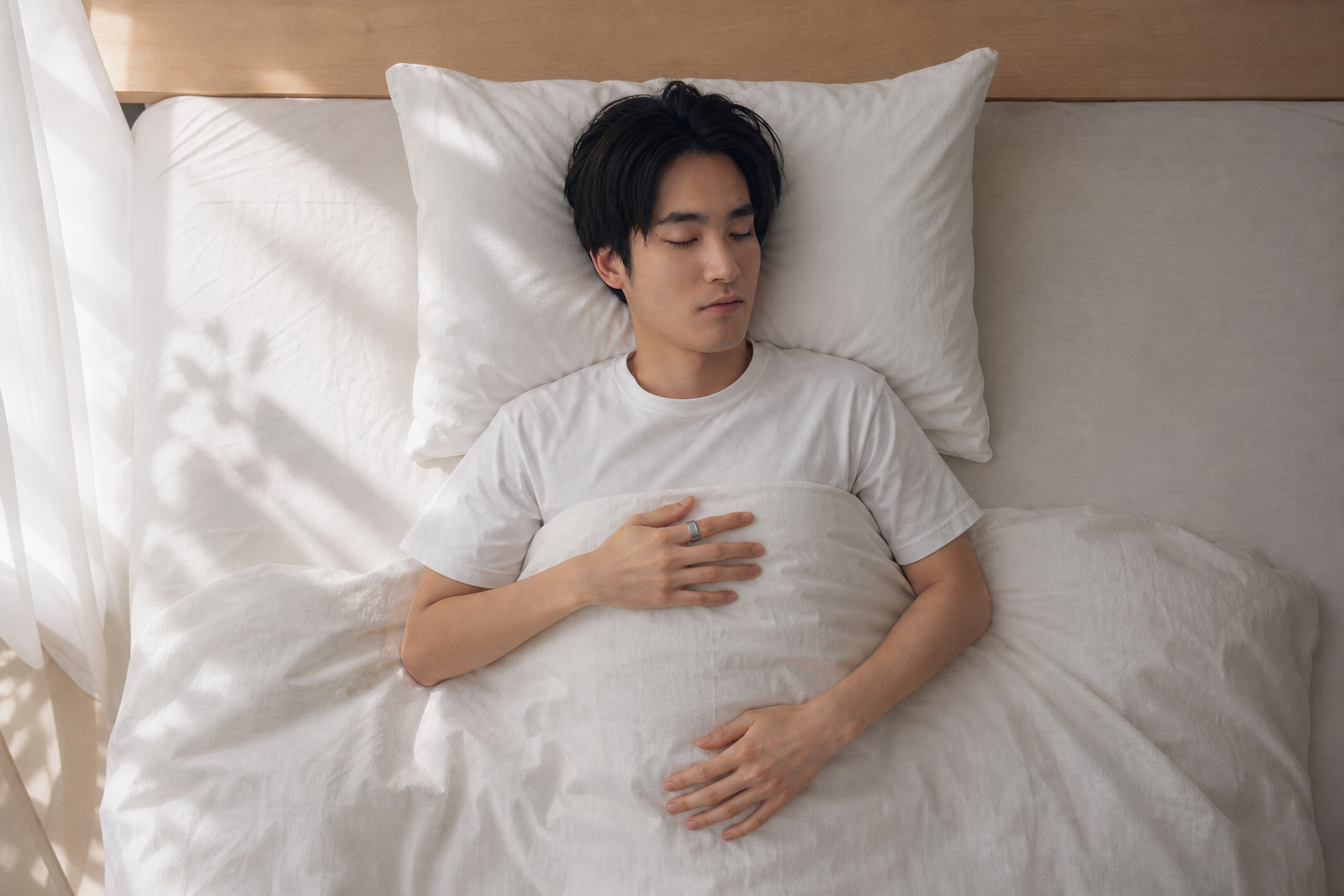 スマートリングを着けて眠る人、朝の柔らかな光