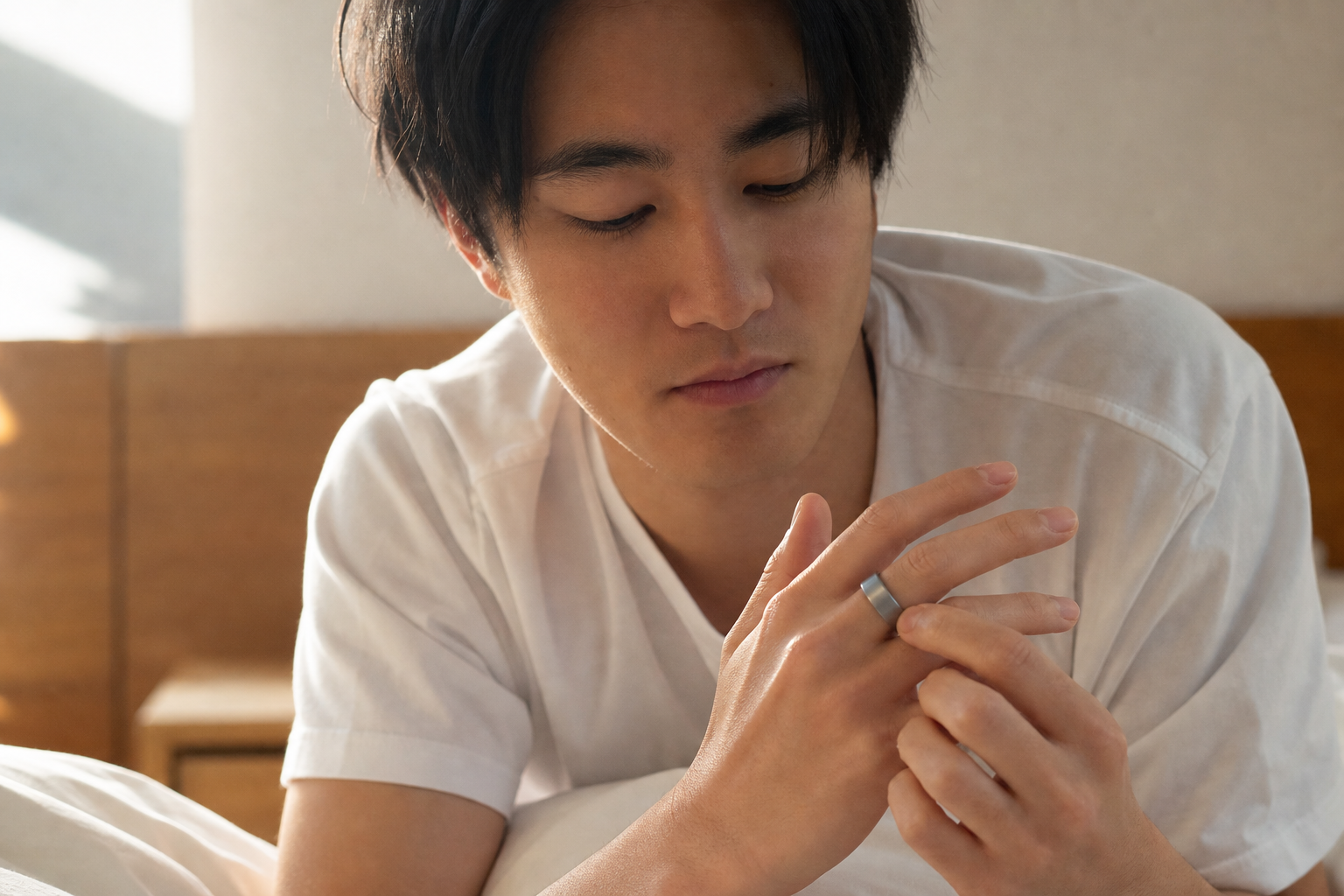 朝すっきり目覚めてスマートリングを確認する人の情景