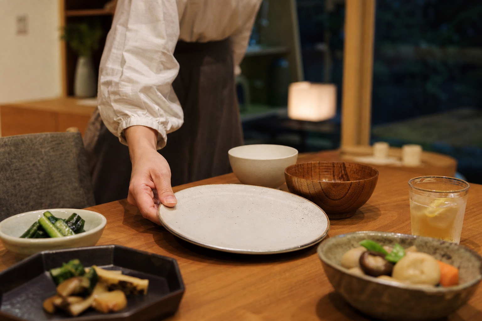 夕食時間の前倒しを示す食事シーン