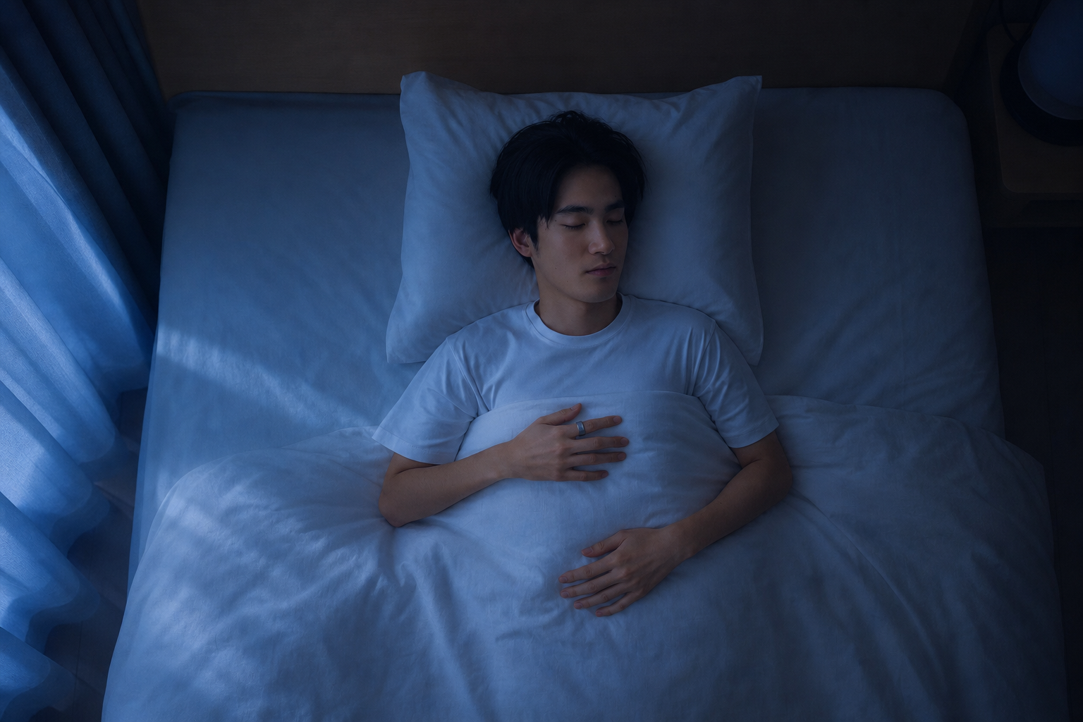 睡眠中にスマートリングを装着した人物