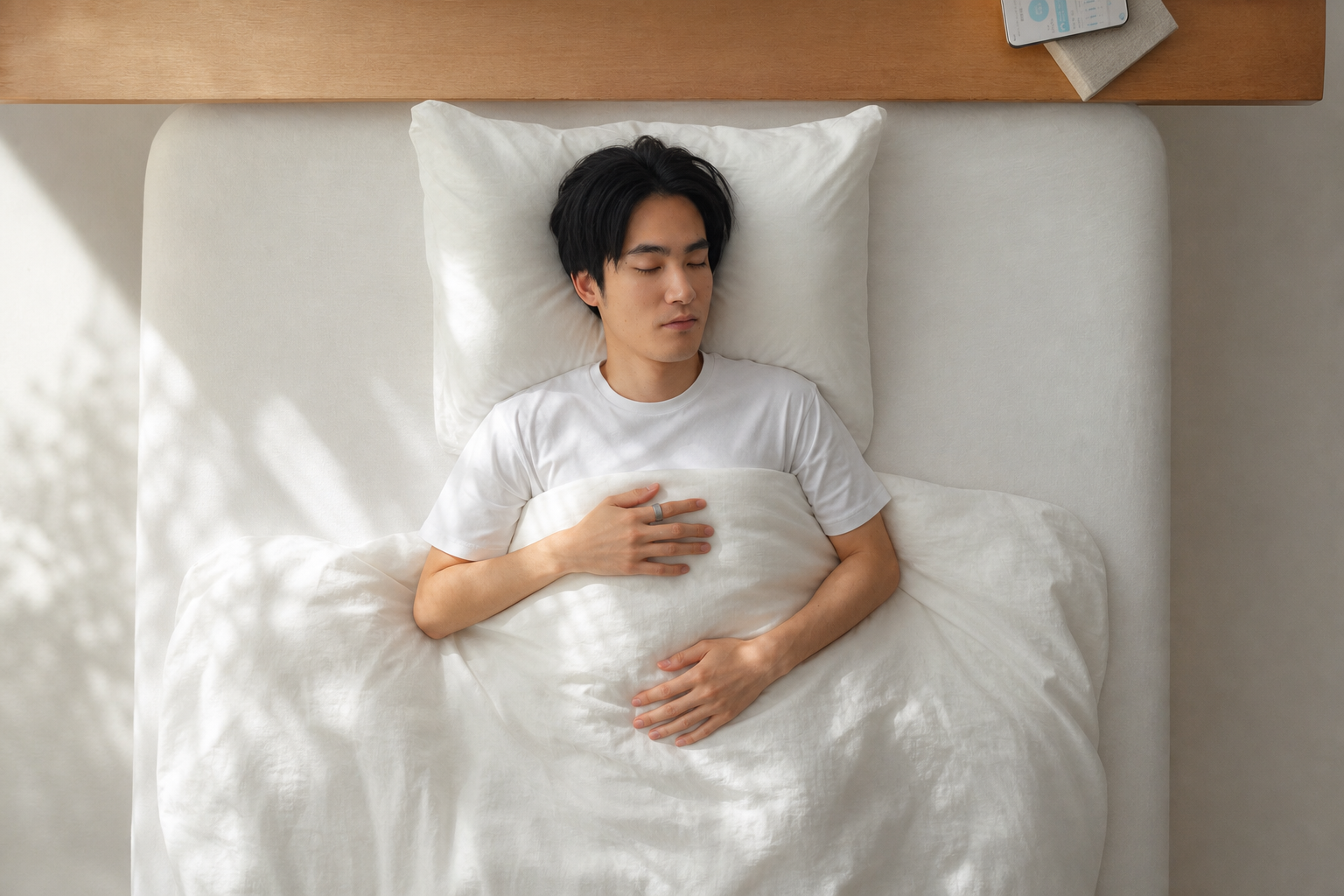 朝のベッドで目覚める人と指輪型デバイス
