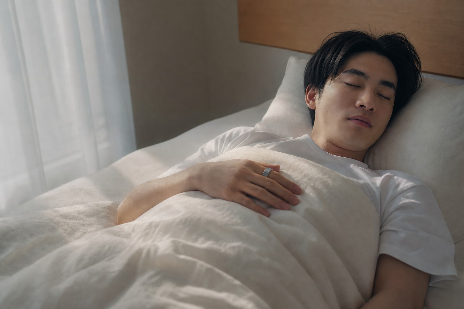 朝の光の中でスマートリングを着けた手のアップ