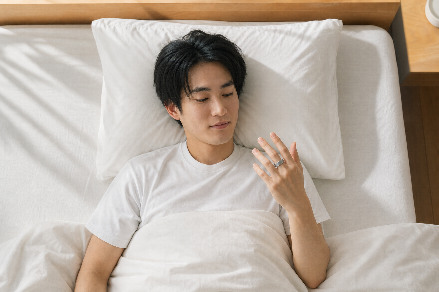 朝起きてリングデバイスを確認する人物