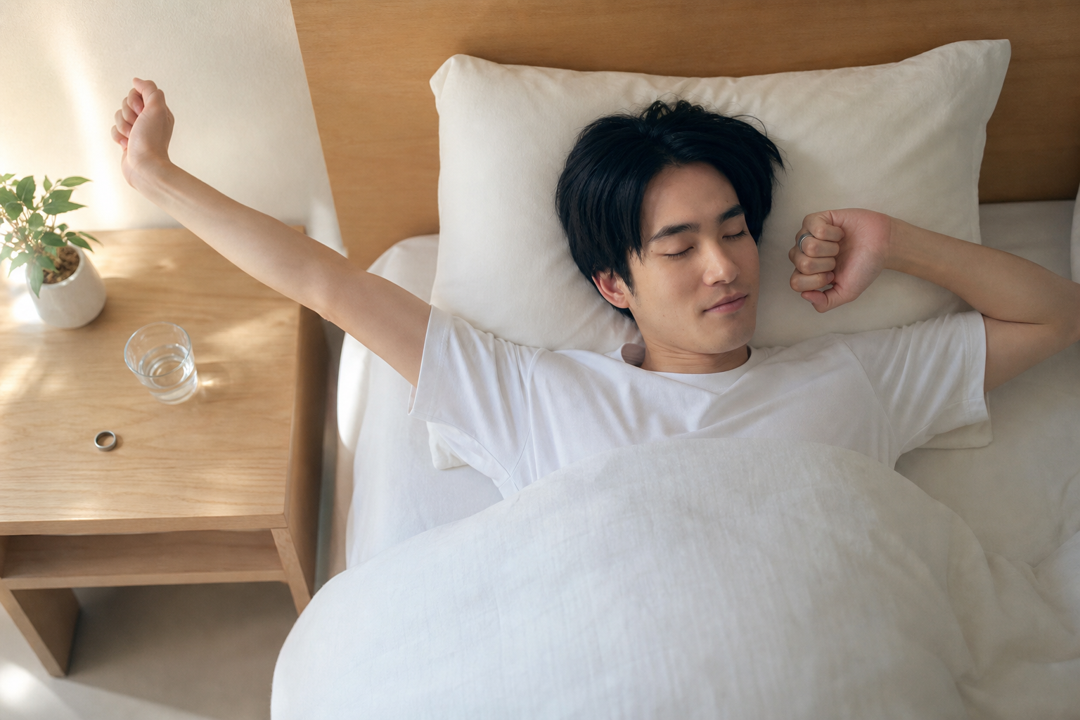睡眠トラッカーを使って朝すっきり目覚める人のイメージ