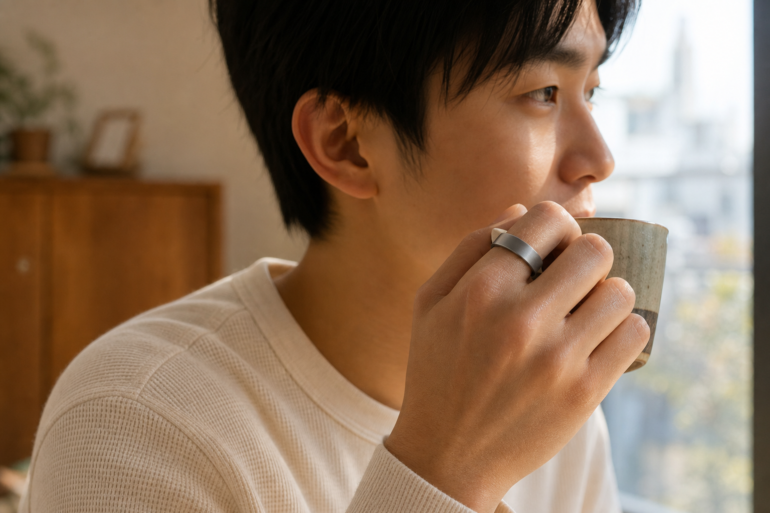スマートリカバリーリングを着けた手元の朝の情景