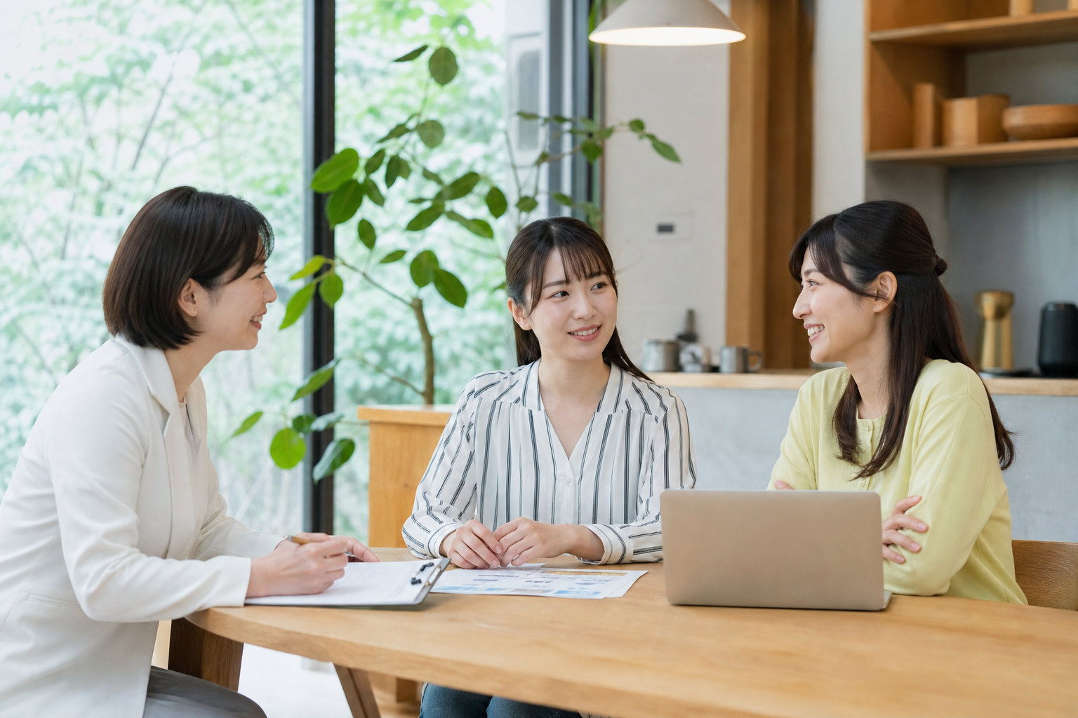 産業保健担当者と相談員が面談フローを確認している場面