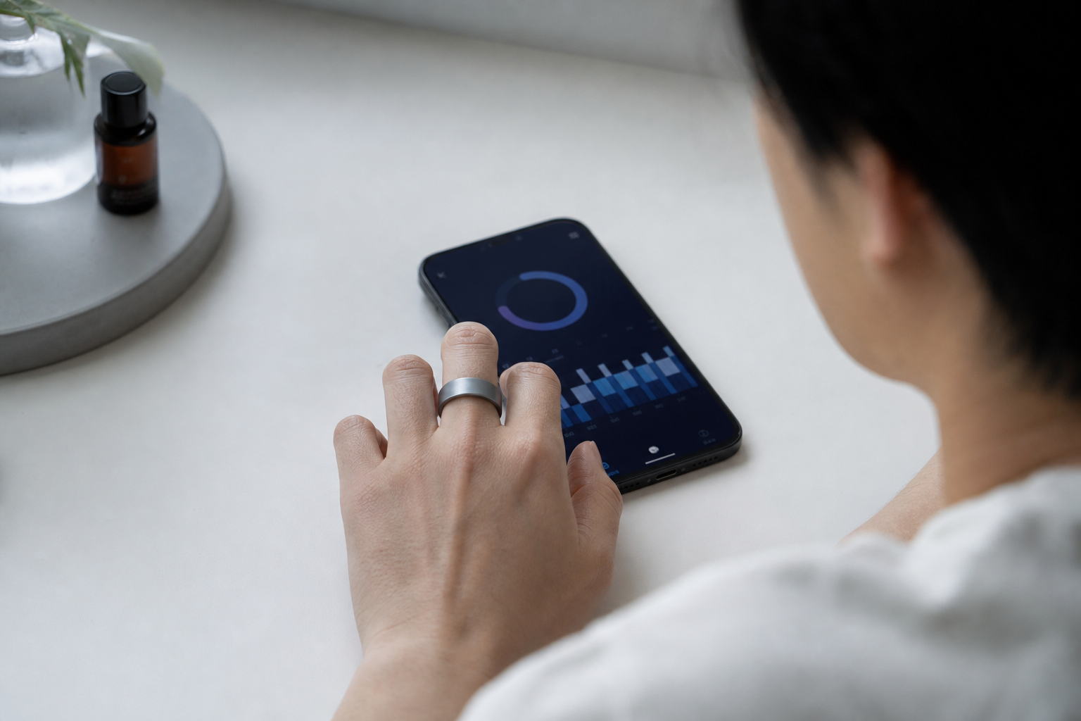 スマートリングとスマートフォンに睡眠スコアが表示されている画像