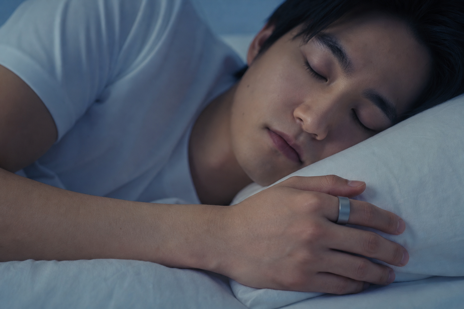 就寝中にスマートリングを装着している様子