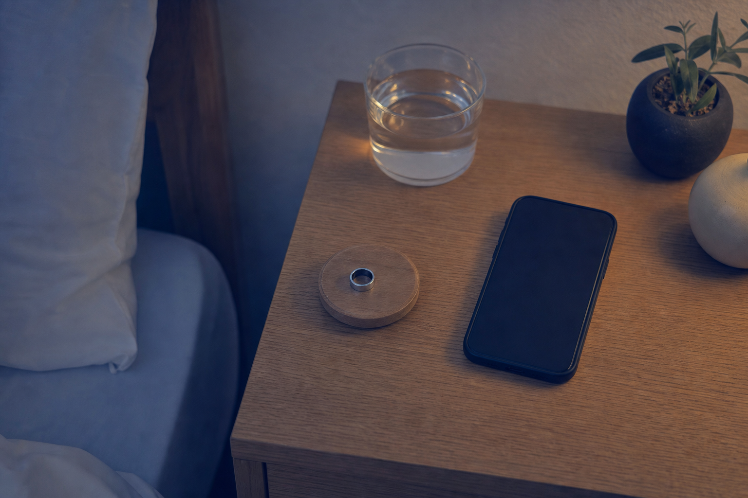 就寝前のナイトルーティンとスマートリングの充電シーン
