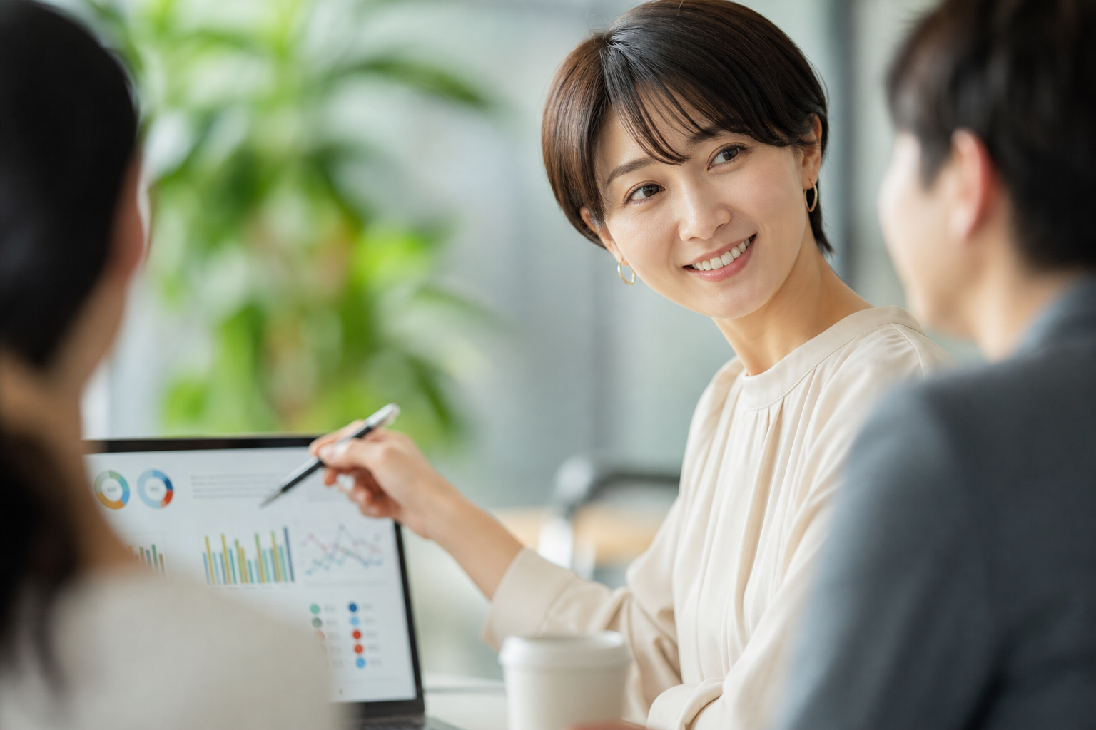 人事マネージャーが会議室でウェルネスデータをチームに共有している場面