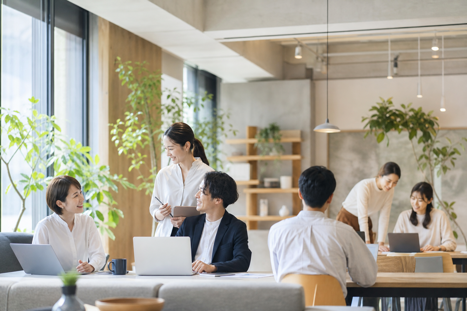 明るいオフィスで活き活きと働く多様な日本のチームの様子