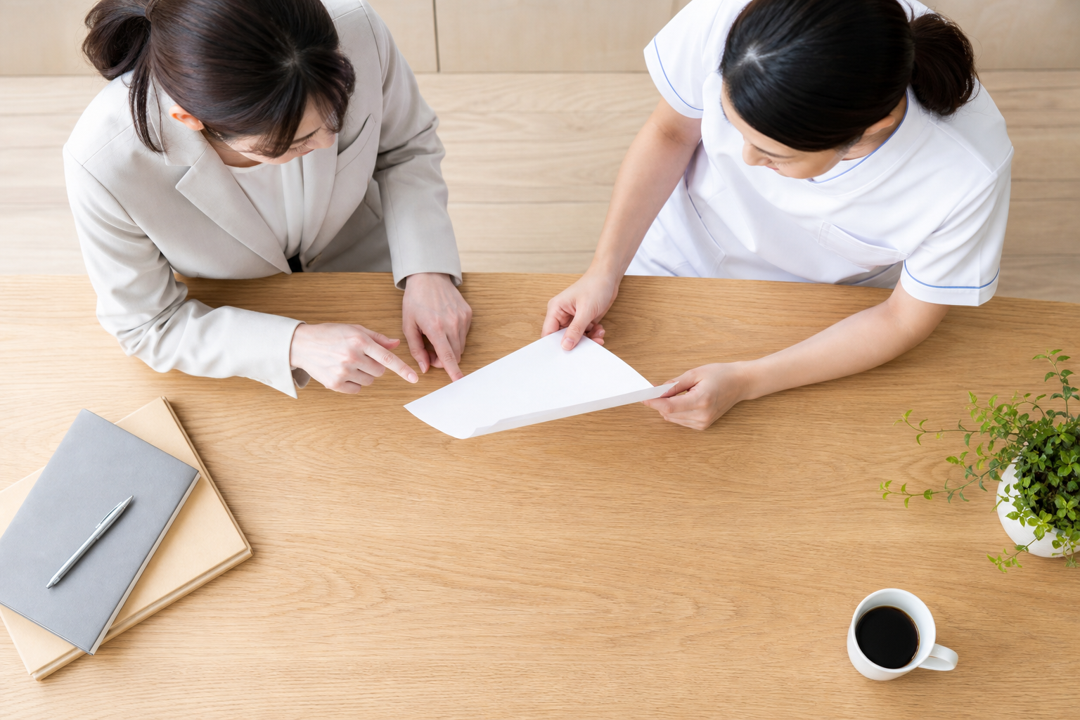 人事担当者と産業看護師が書類を確認している職場の様子