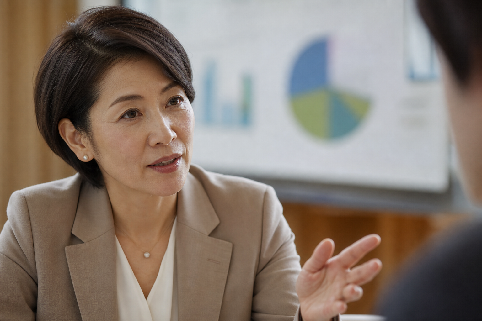 人事チームがプライバシーコンプライアンスについて会議している様子