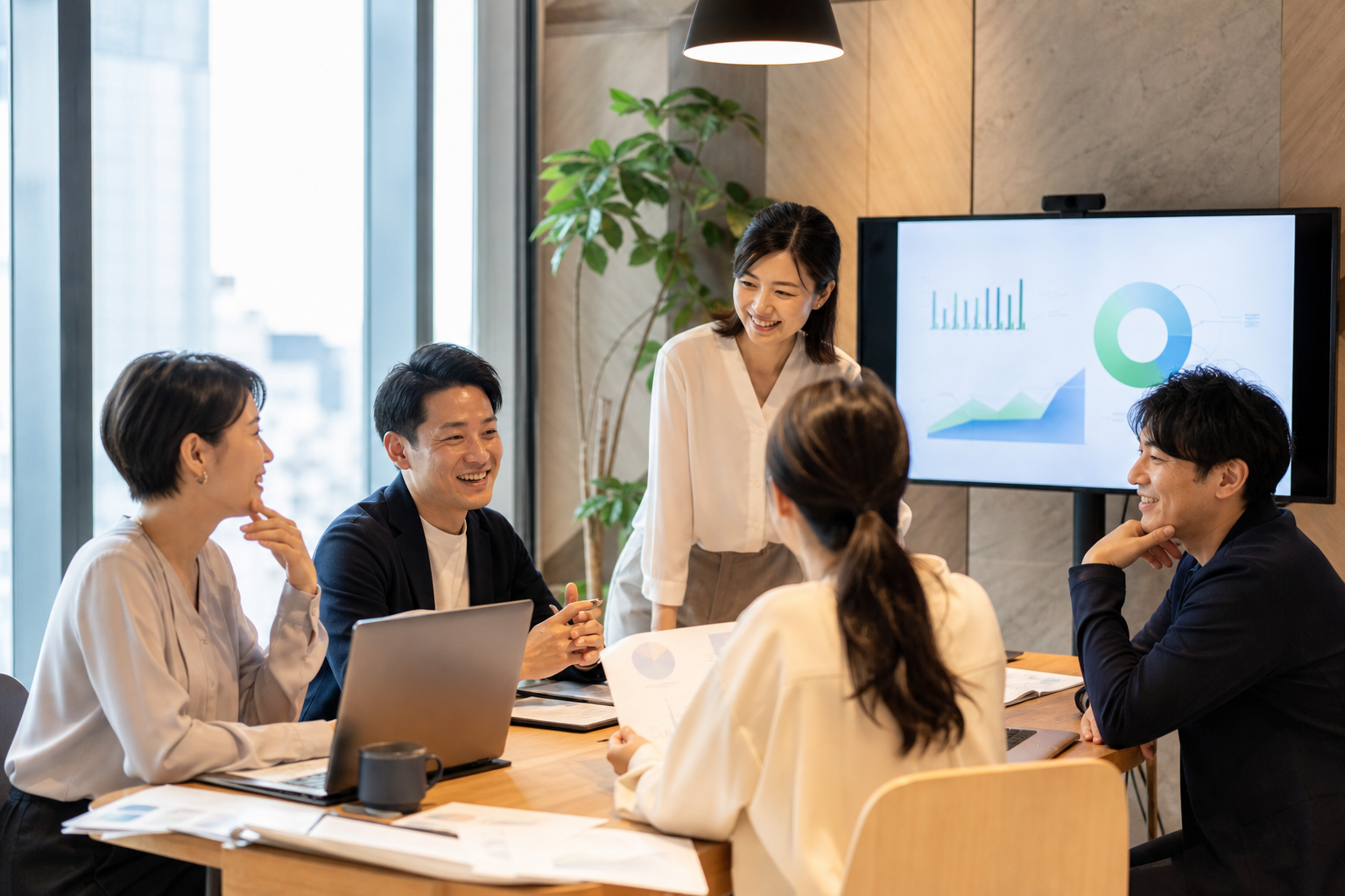 日本のオフィスで健康経営戦略について話し合う人事チームの様子
